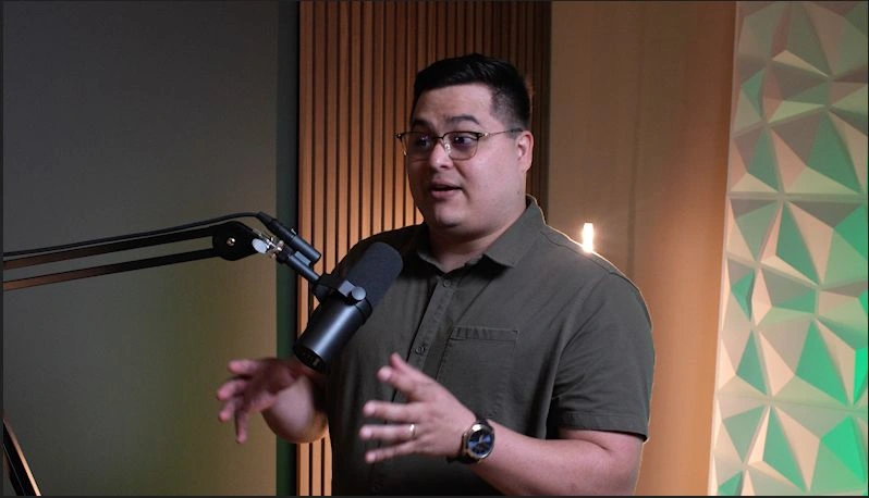 Carlos Prado Tortolani sonriendo con los brazos cruzados, sobre fondo neutro, transmitiendo confianza y liderazgo cristiano en marketing digital.